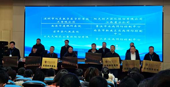 一群人站在屏幕前 AI 生成的内容可能不正确。