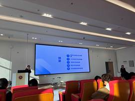 一群人在房间里的沙发和电视 AI 生成的内容可能不正确。