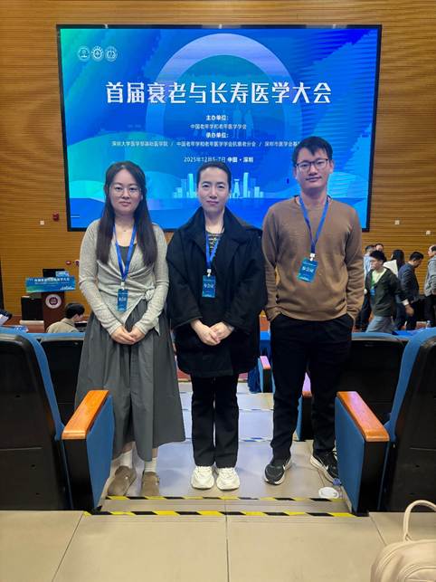 一群人站在一起 AI 生成的内容可能不正确。