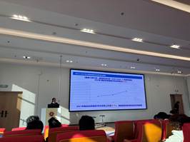 一群人在房间里的电视 AI 生成的内容可能不正确。